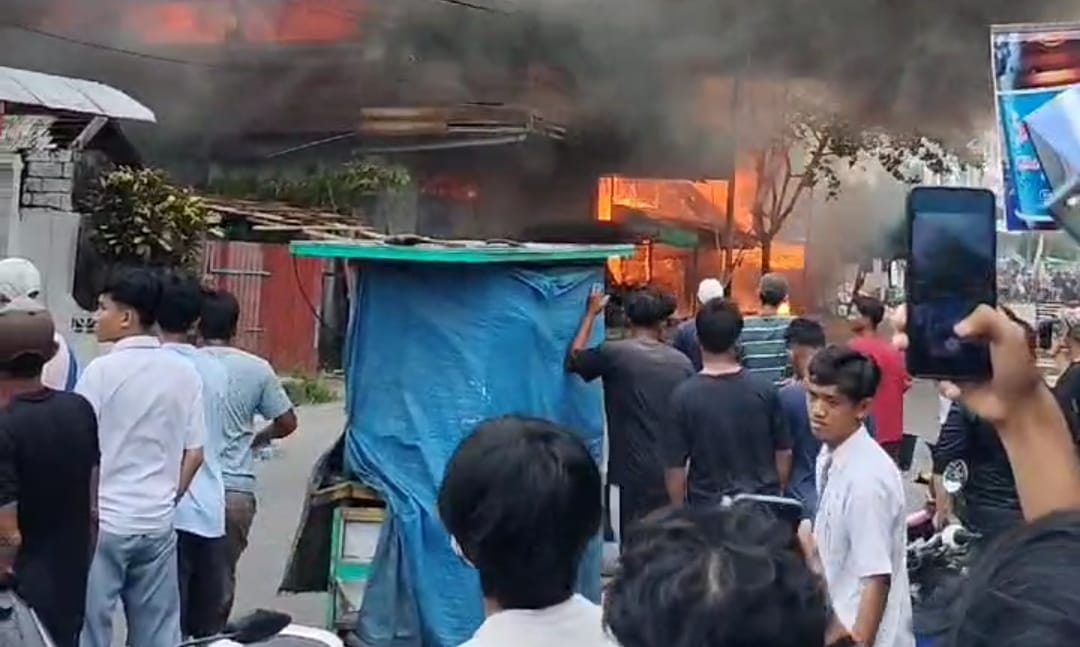 Kebakaran Hebat di Kumai: Warga Sibuk Ambil Foto dan Video, Petugas Damkar Kewalahan