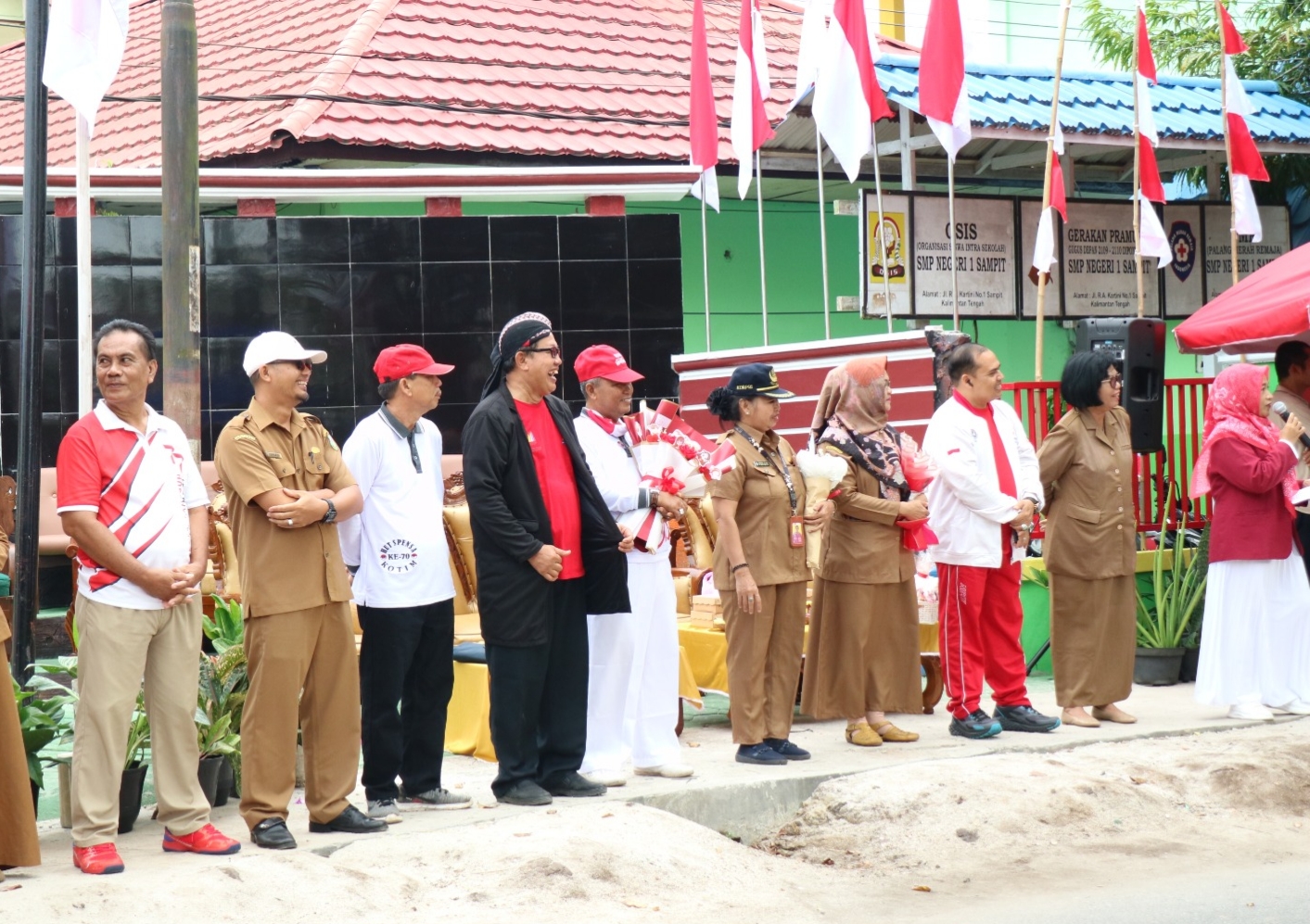 Bupati Kotim Apresiasi Karnaval Gerakan Sekolah Sehat SMP Negeri 1 Sampit