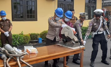 Polres Kobar Hancurkan Puluhan Knalpot Brong dalam Operasi Patuh Telabang 2024