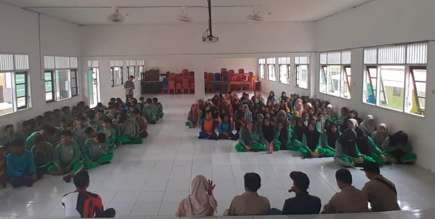 KPU Kobar Sosialisasikan Pemilih Pemula kepada Siswa-Siswi SMK Negeri 1 Pangkalan Banteng