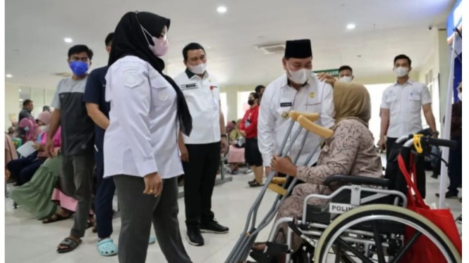 Pemkab Kotim Bagikan Kursi Roda ke Penyandang Disabilitas