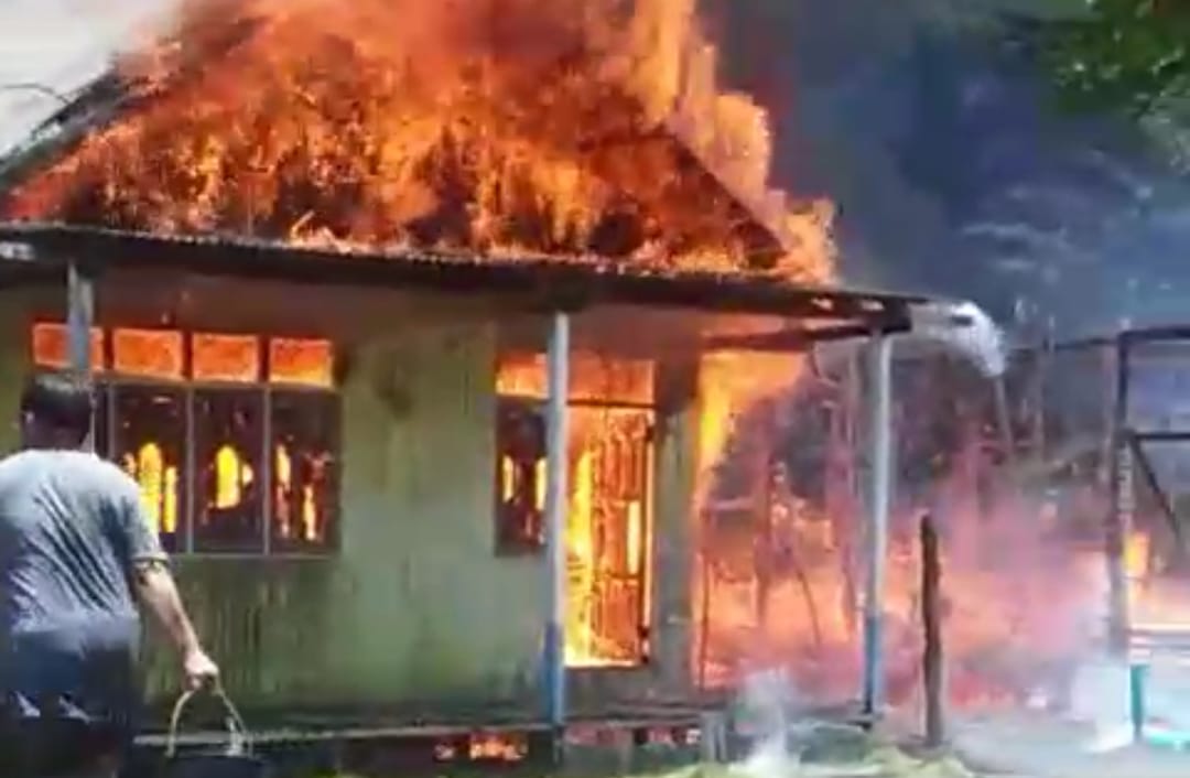Kebakaran Hebat Hanguskan 3 Rumah di Desa Teluk Bogam