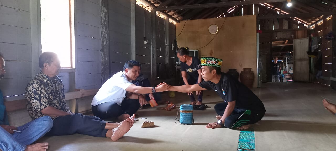 Disambut Upacara Adat, Dukungan Nadalsyah – Supain Hadi Terus Mengalir dari Warga Lamandau