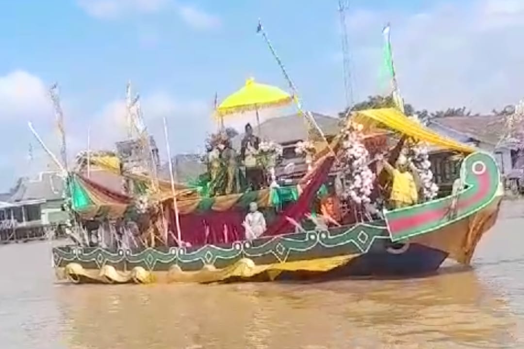 Kejari Kobar Raih Juara Lomba Kelotok Hias, Semarakkan HUT Kobar dengan Kolaborasi Tradisi dan Modern