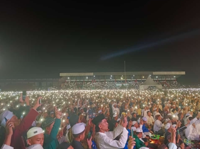 Ribuan Jemaah Penuhi Stadion 29 Nopember Sampit, Hadiri Tablig Akbar Ustad Abdul Somad