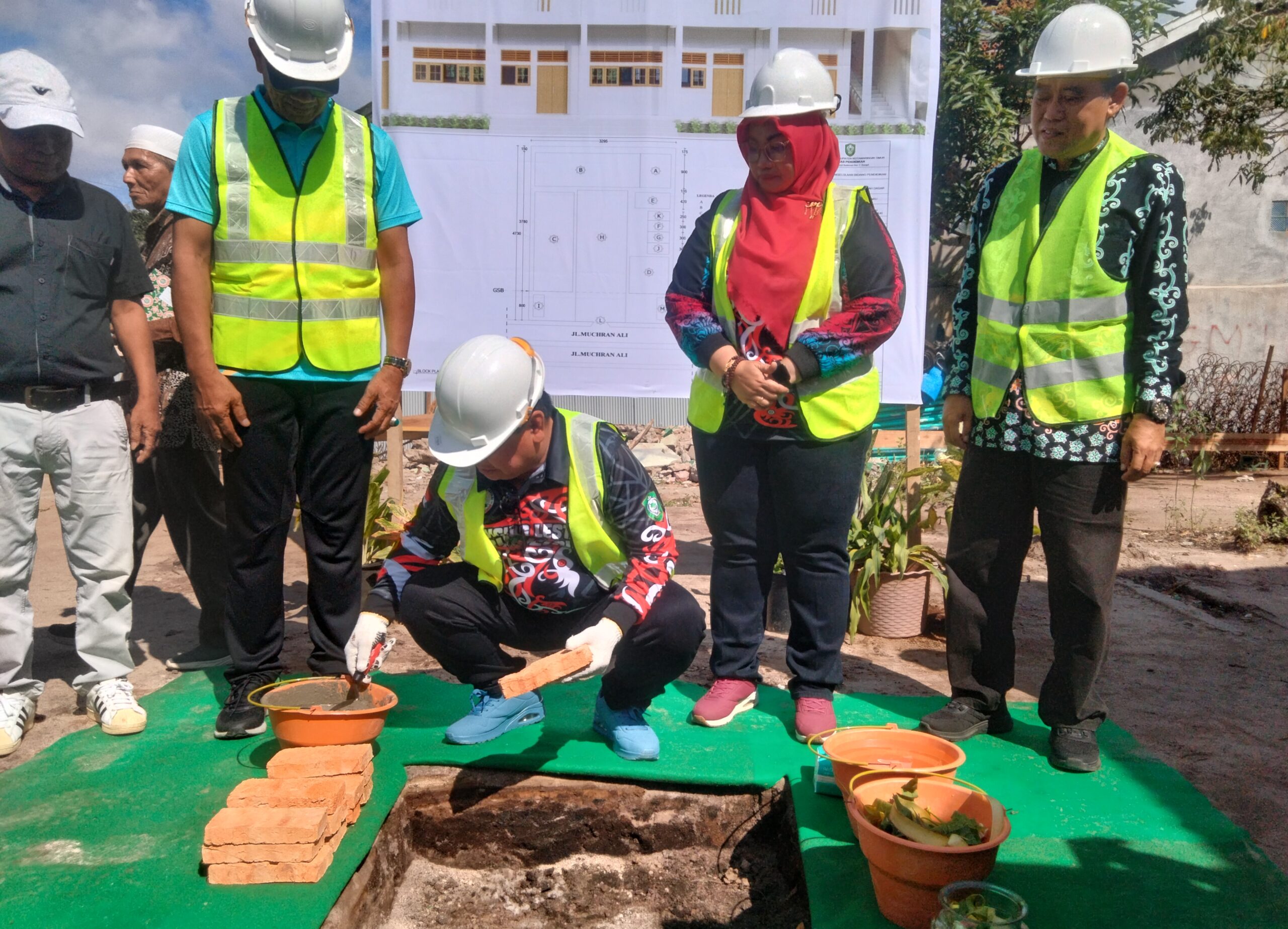 Bupati Kotim Letakan Batu Pertama Pembangunan Ruang Kelas Baru SDN 1 Baamang Tengah