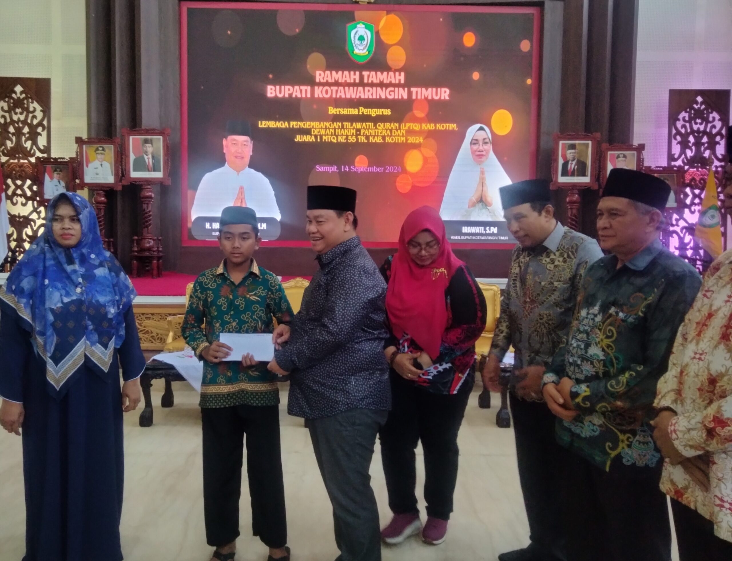 Bupati Kotim Serahkan Bonus untuk Juara MTQ Tingkat Kabupaten 2024: Juara Umum Rp25 Juta