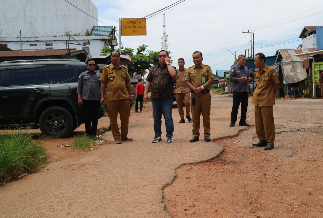 Bupati Kotim Pastikan Jalan Menuju Pasar Pundu Segera Diperbaiki