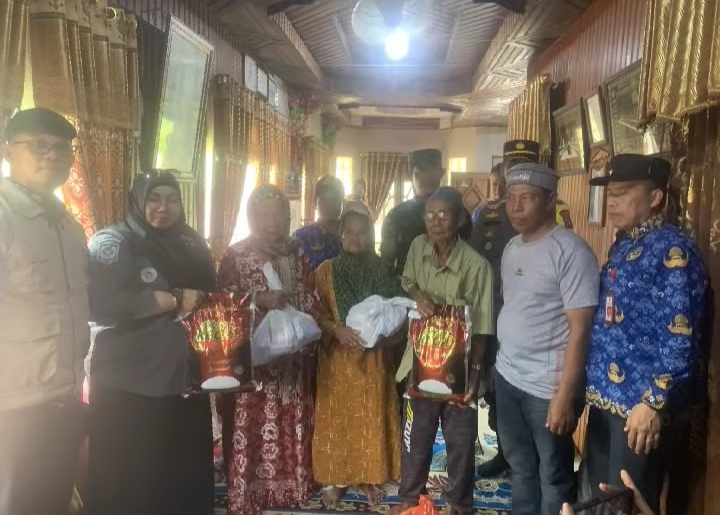 Pastikan Tepat Sasaran, Wabup Kotim Awasi Penyaluran Sembako di Desa Panyaguan