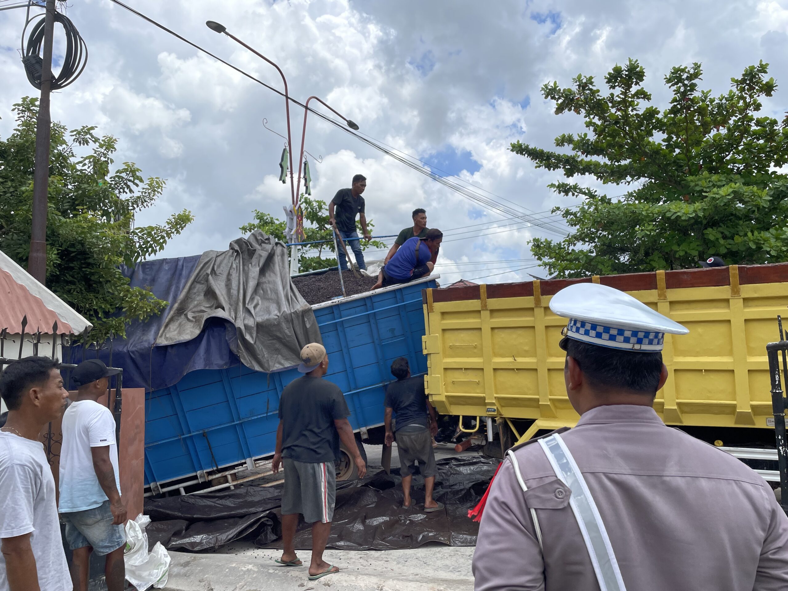 Truk Angkut Karnel Sawit PT BUM Nyungsep ke Selokan akibat Rem Blong