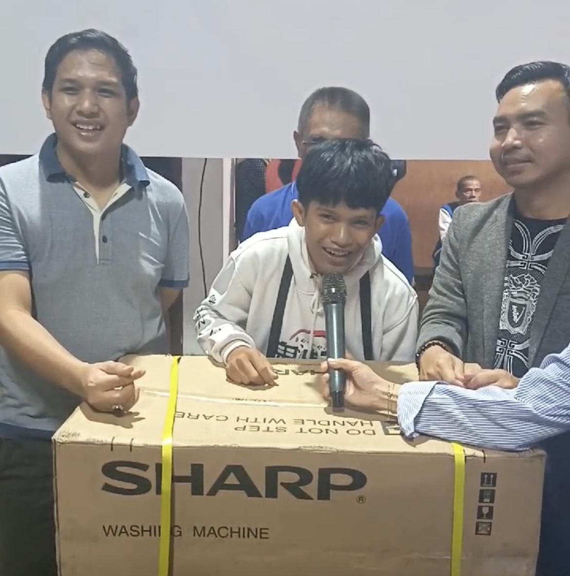 Pasangan Rudini-Paisal Bagikan Hadiah kepada Penonton Timnas di Posko Pemenangan