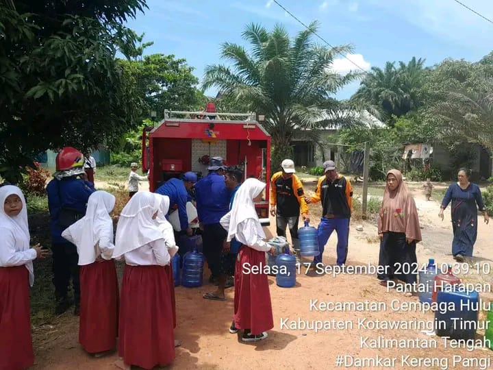 Damkar Katingan Distribusi Air Bersih Kepada Masyarakat Saat Musim Kemarau