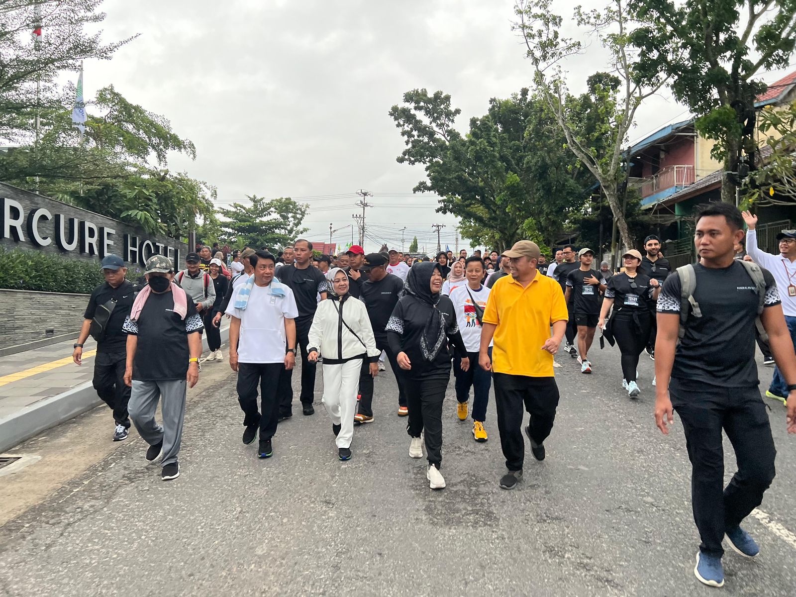 Cawagub Sri Suwanto Jalan Sehat Bareng H Abdul Rasid dan H Ruslan di Pangkalan Bun