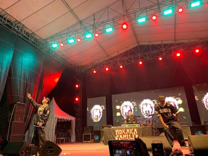 Pemprov Kalteng Hadirkan NDX AKA di Tour Konser Isen Mulang Berkah di Sampit, Puluhan Ribu Warga Terhibur