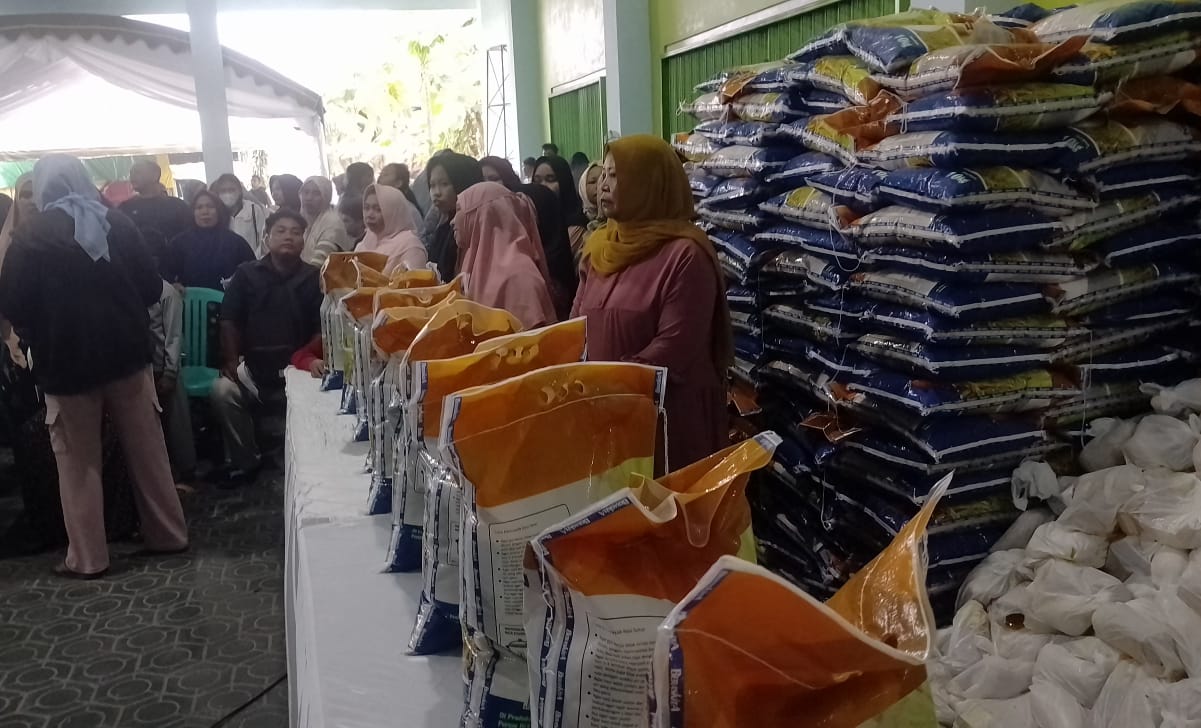 Pasar Murah Arahan Gubernur Sugianto Sabran,  Warga Antusias: “Alhamdulillah, Saya Bisa Makan Beras Enak