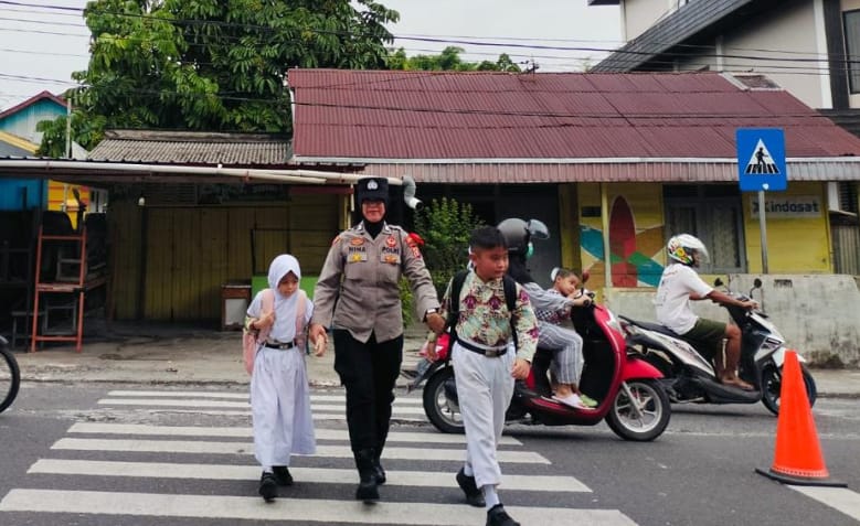 Polwan di Pangkalan Bun Hadirkan Rasa Aman bagi Pengendara Motor