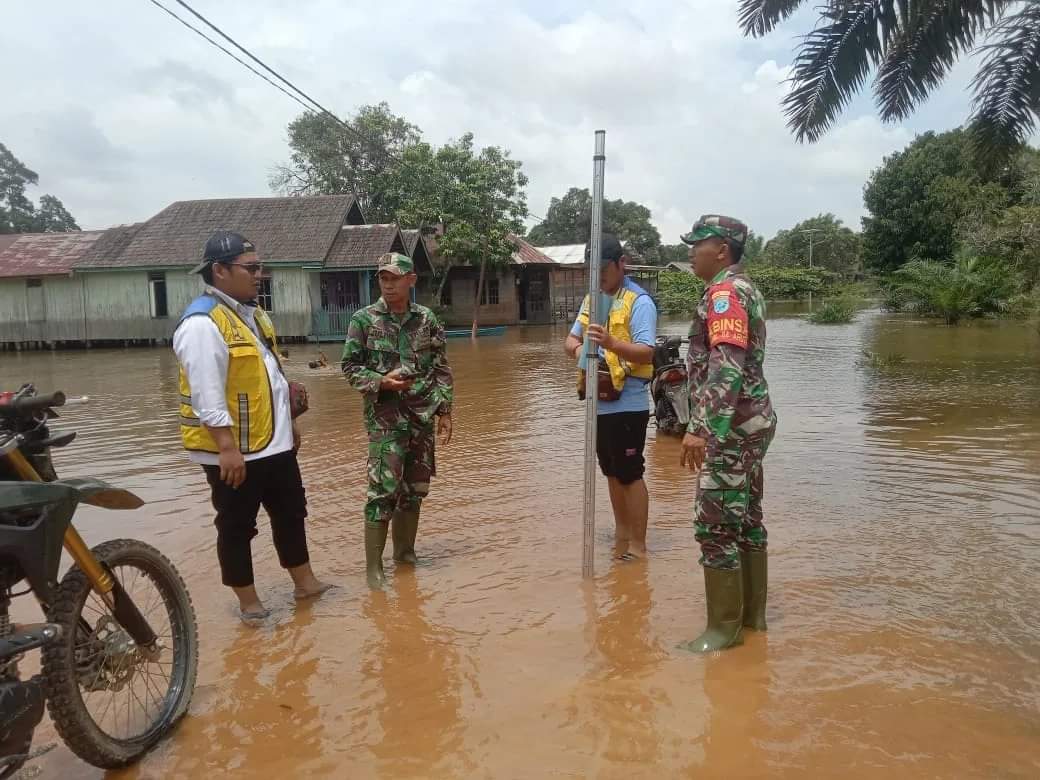 Babinsa Pangkut Aktif Pantau Banjir Pasca Hujan Deras di Arut Utara