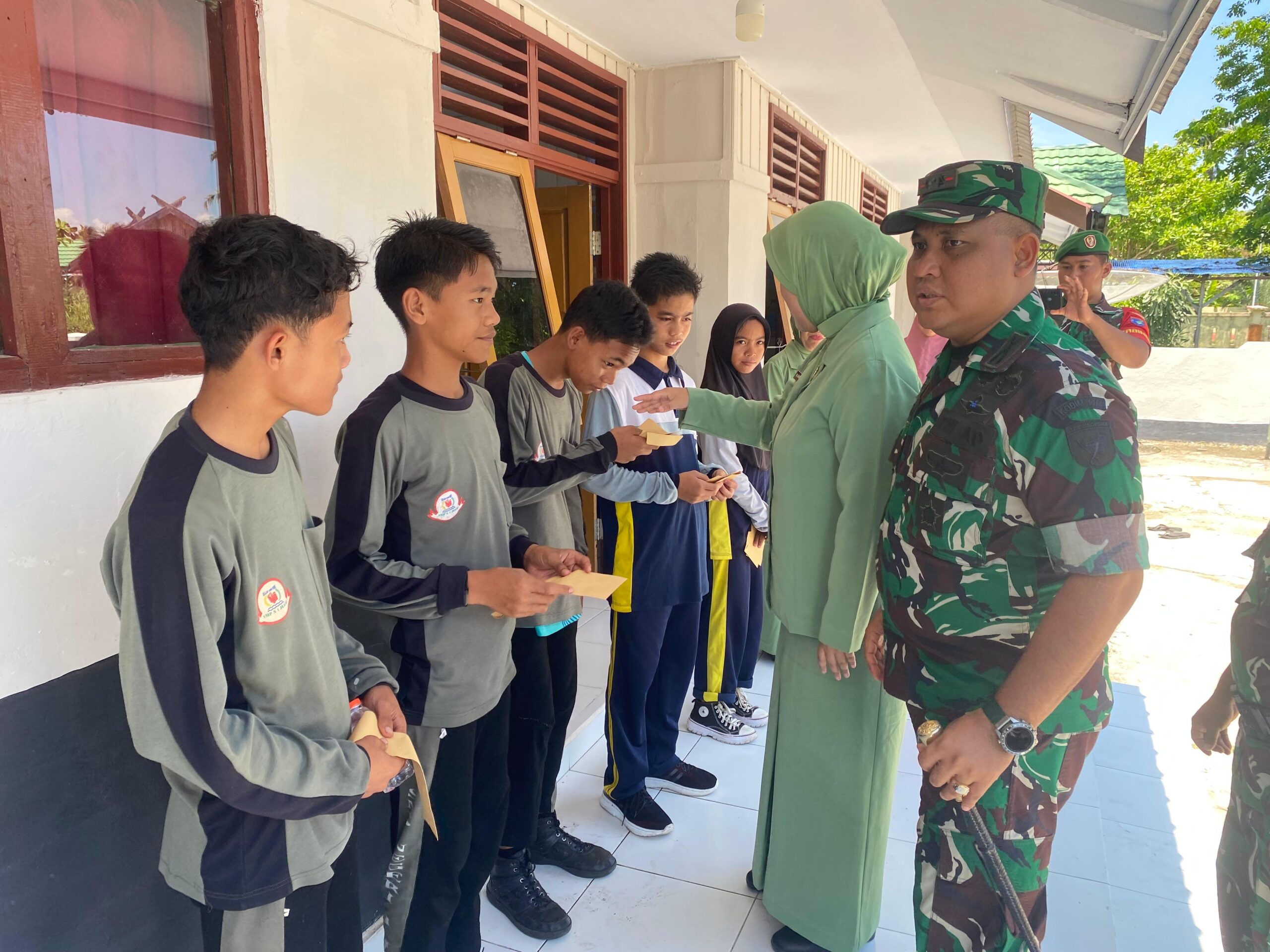 Dandim 1014/Pbn Kunjungi Koramil Jelai, Tekankan Peran Vital Babinsa dan Santuni Anak Yatim