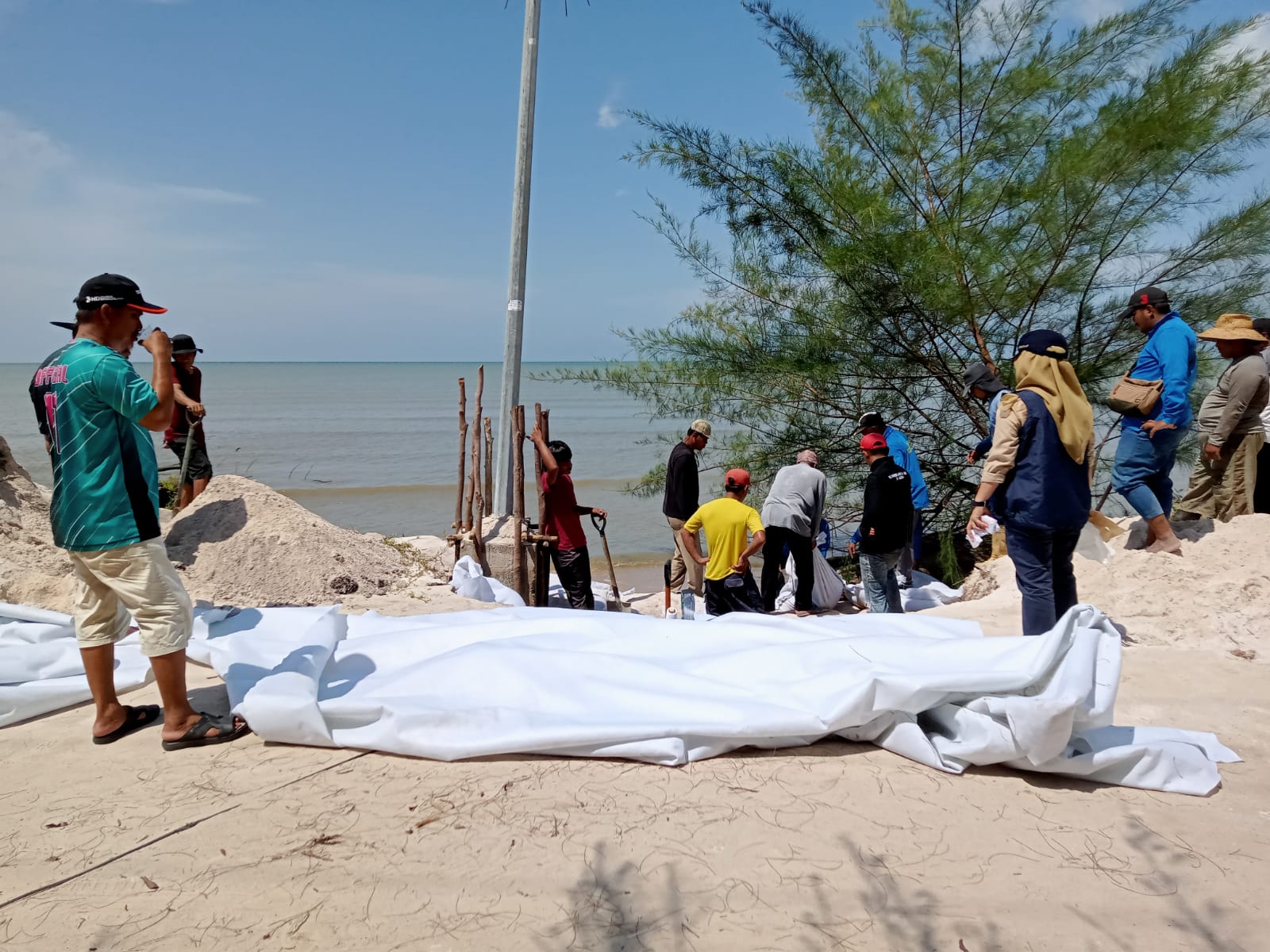 Abrasi Pantai Keraya Kritis, PUPR Terus Berupaya Atasi dengan Geobag