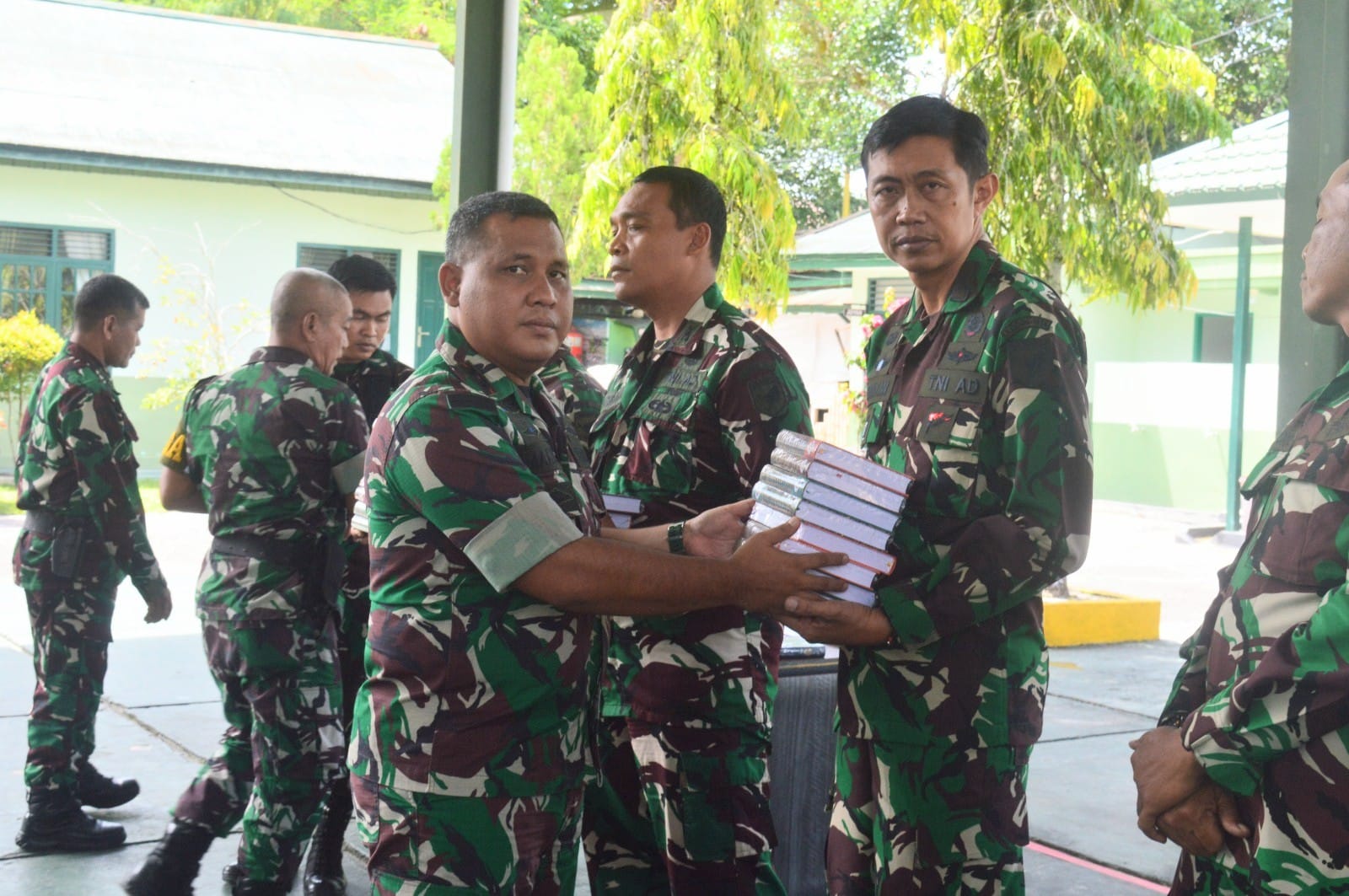 Dandim 1014/Pbn Bagikan Al-Qur’an untuk Memotivasi Prajurit dan PNS Muslim