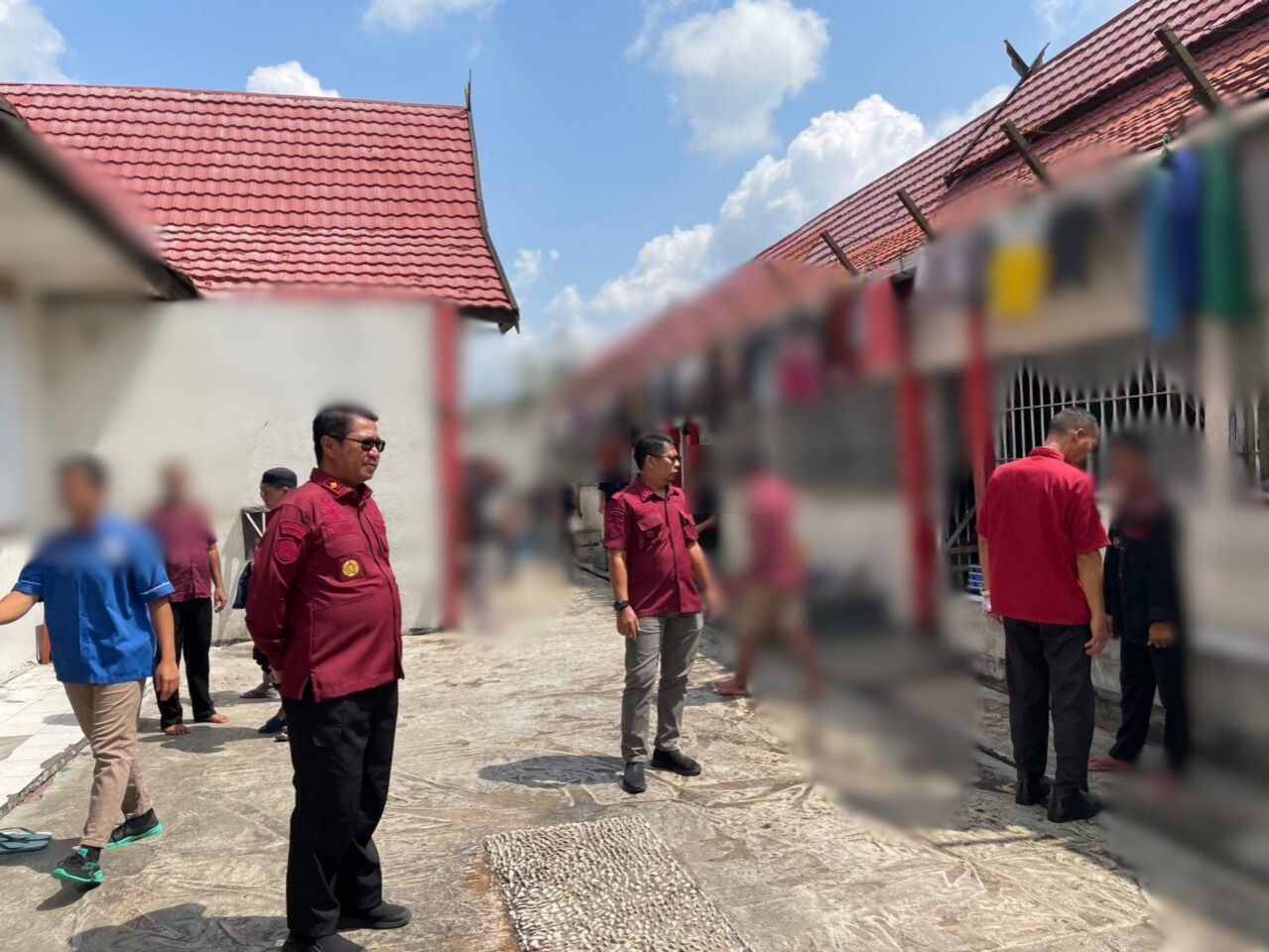 Pastikan Keamanan dan Ketertiban, Kalapas Sampit Kontrol Blok Hunian Warga Binaan