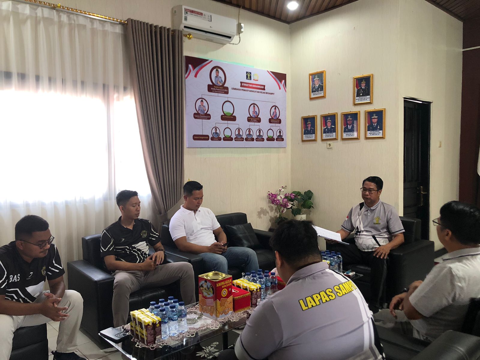 Rapat Bersama Jajaran Tata Usaha, Kalapas Sampit Tekankan Kinerja di Triwulan IV Lebih Meningkat