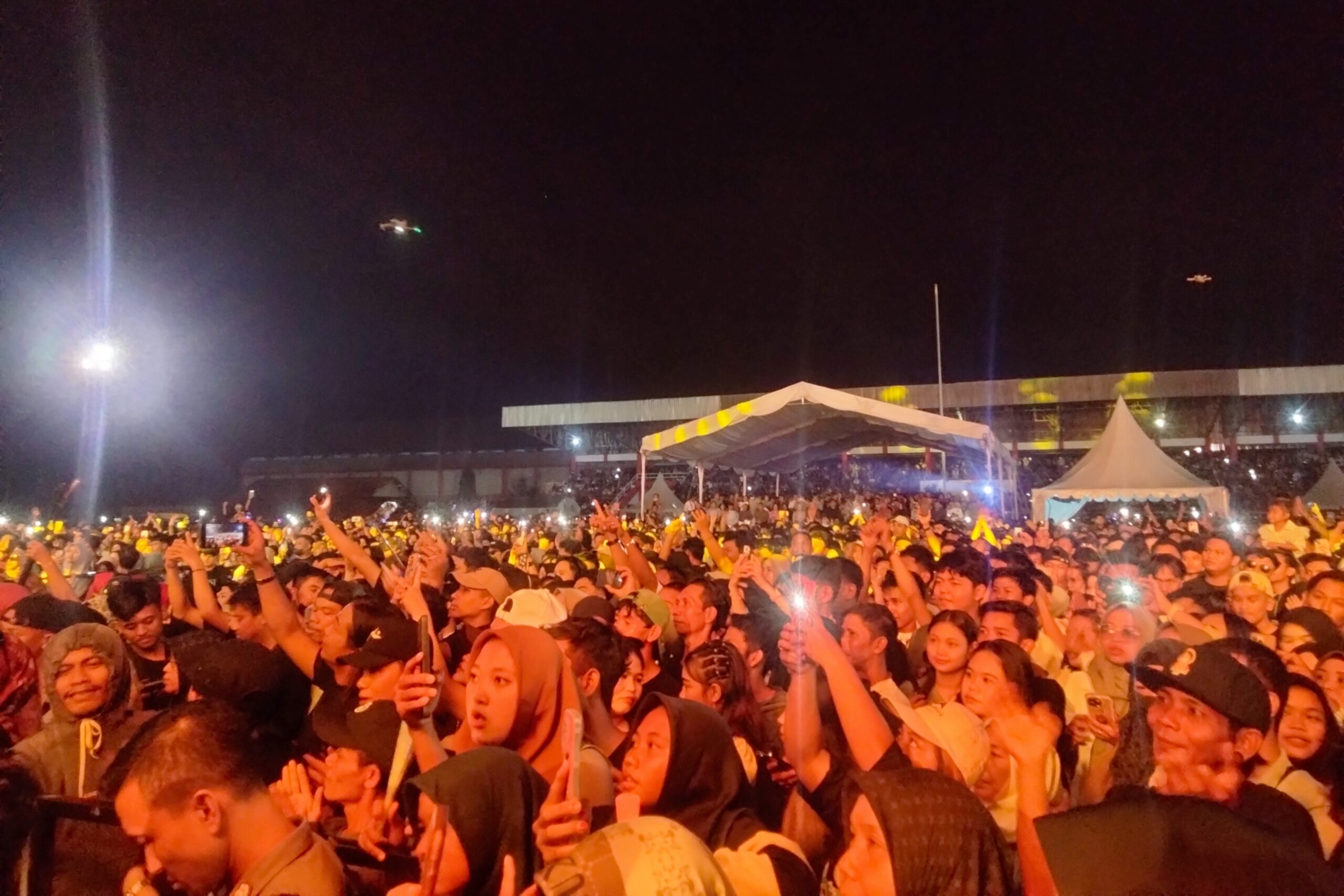 Ribuan Warga Padati Stadion 29 Nopember Sampit Meriahkan Konser NDX AKA