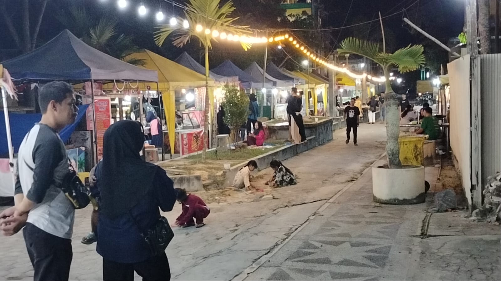 Pedagang Kuliner Alun-Alun Istana Kuning: Berjuang di Tempat Baru Demi Mempertahankan Hidup