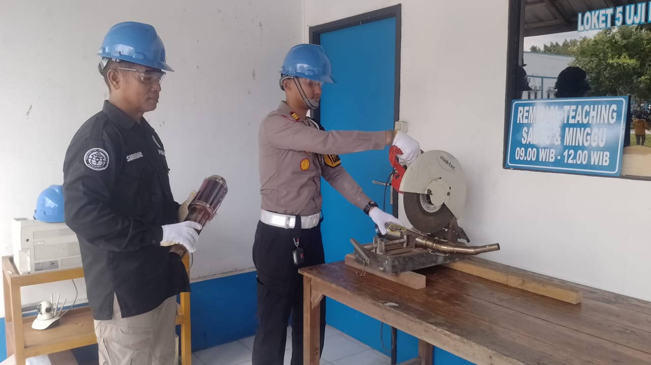 Satlantas Polres Kobar Potong Knalpot Brong