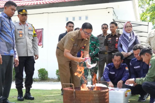 Pj Sekda Sukamara Hadiri Pemusnahan Kelebihan Logistik Surat Suara oleh KPU