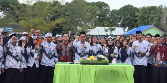 Pemkab Sukamara Gelar Upacara HUT PGRI dan HGN 2024 di Pantai Lunci