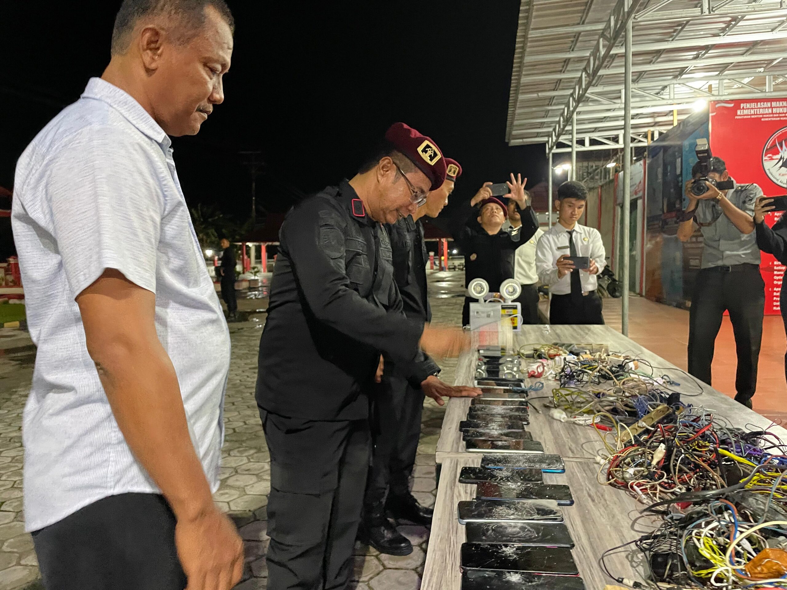 Lapas Sampit Deklarasikan Zero Halinar dan Musnahkan 55 Handphone juga Barang Terlarang Lainya