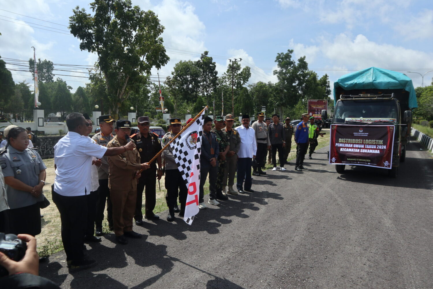 Pj Bupati Kaspinor Lepas Distribusi Logistik Pemilu 2024 ke Seluruh Kecamatan