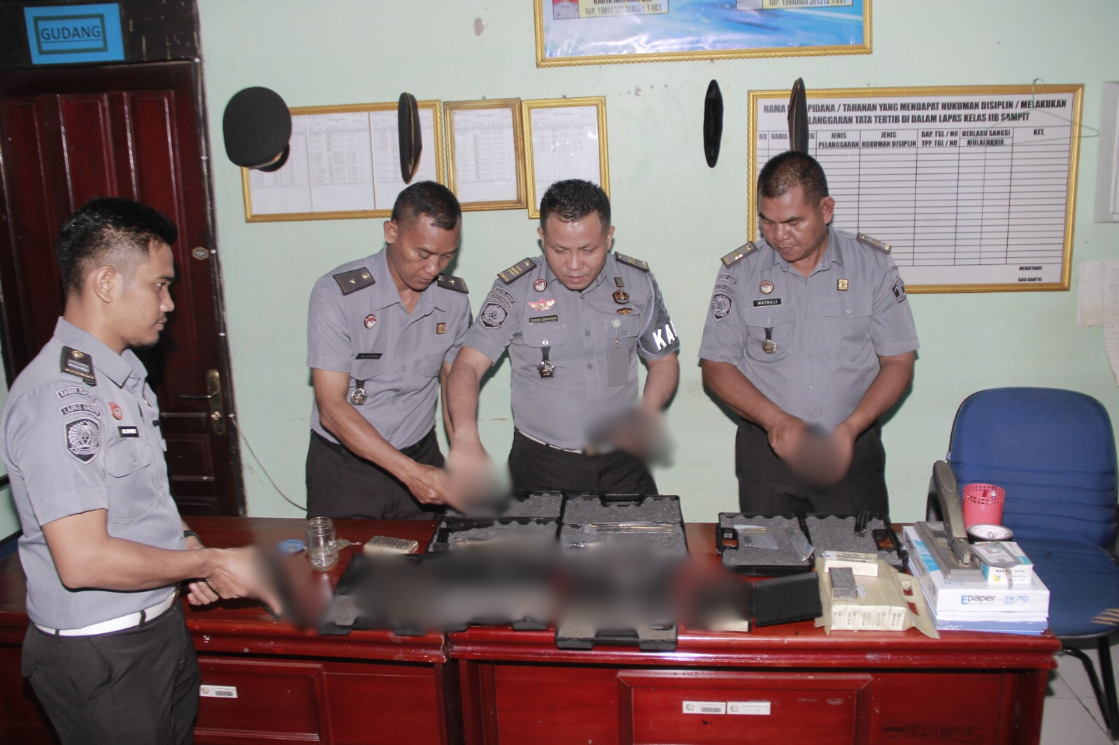 Pastikan Senjata Api dalam Keadaan Baik, Petugas Lapas Sampit Lakukan Perawatan dan Pemeliharaan