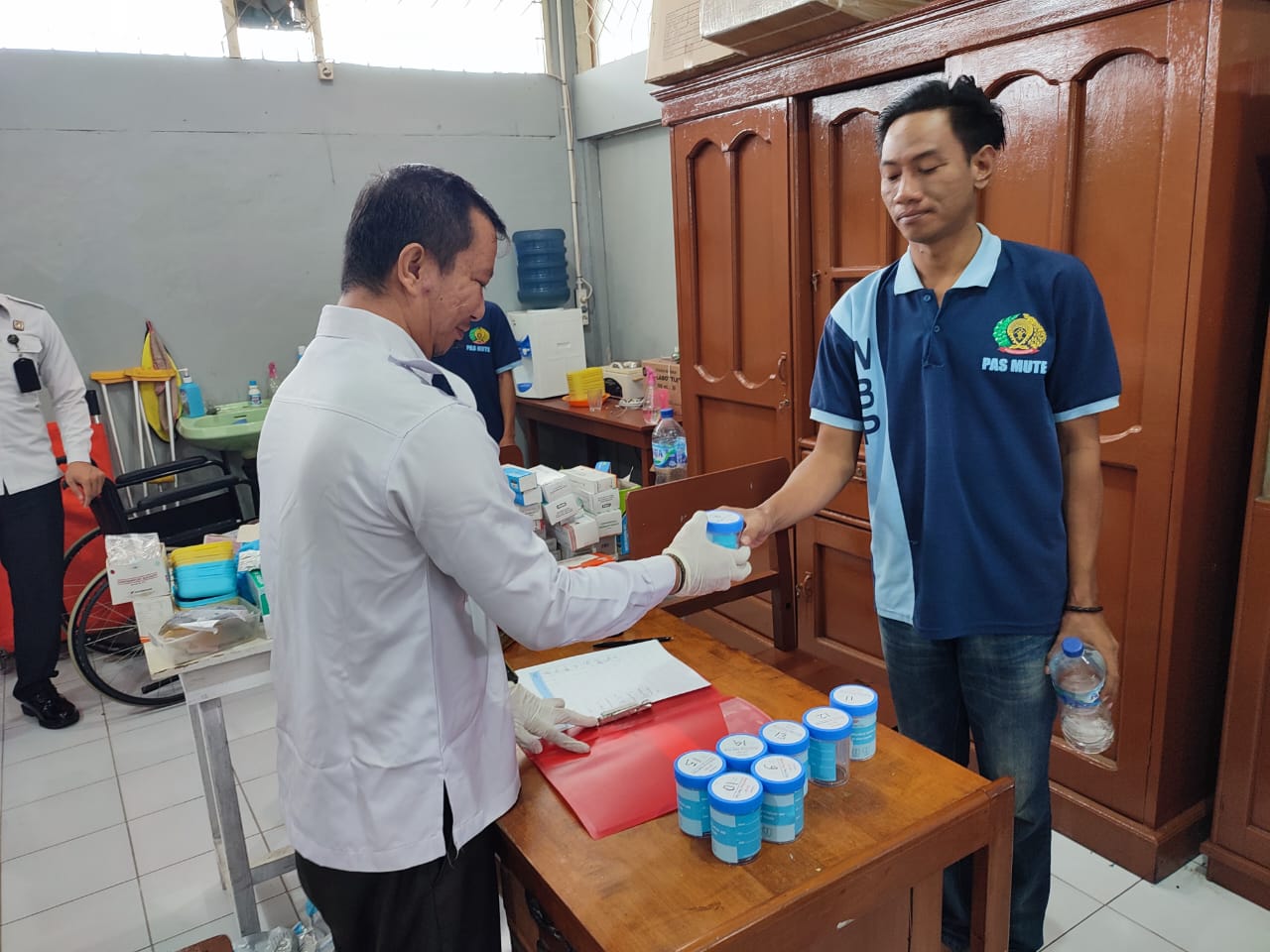 Lapas Kelas IIB Muara Teweh Lakukan Tes Urine Bagi Warga Binaan