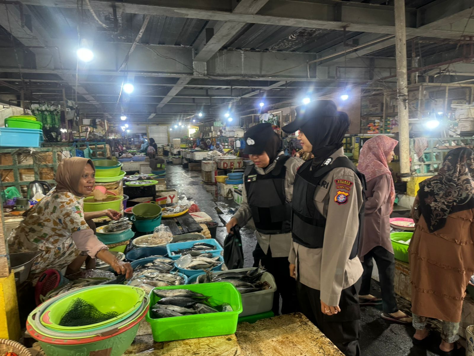Polwan Cantik Polres Kobar Patroli Jalan Kaki di Pasar, Pedagang Senang dan Merasa Aman
