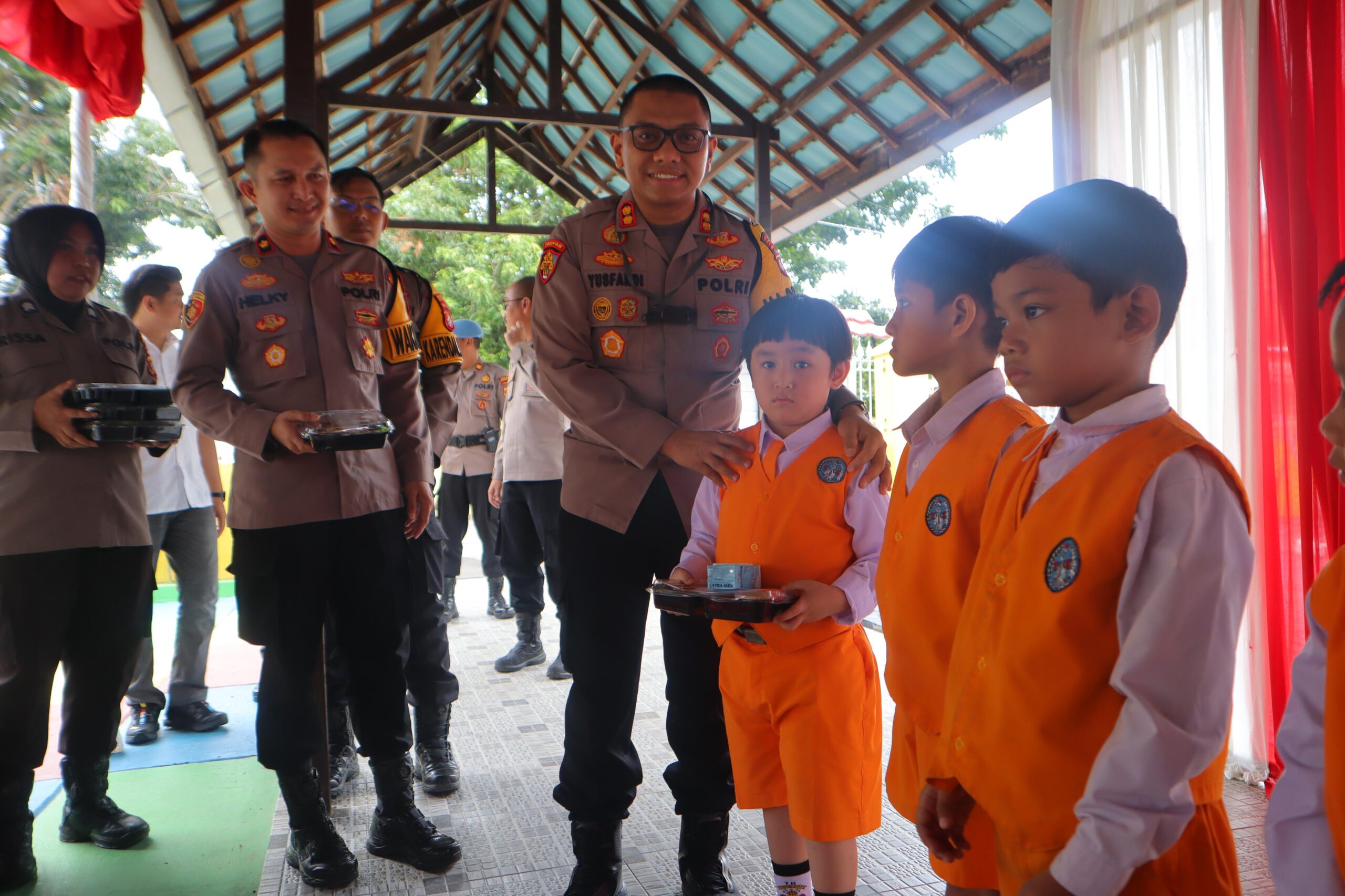 Dukung Program Presiden, Polres Kobar Bergerak Cepat Bagikan Makanan Bergizi ke Sekolah