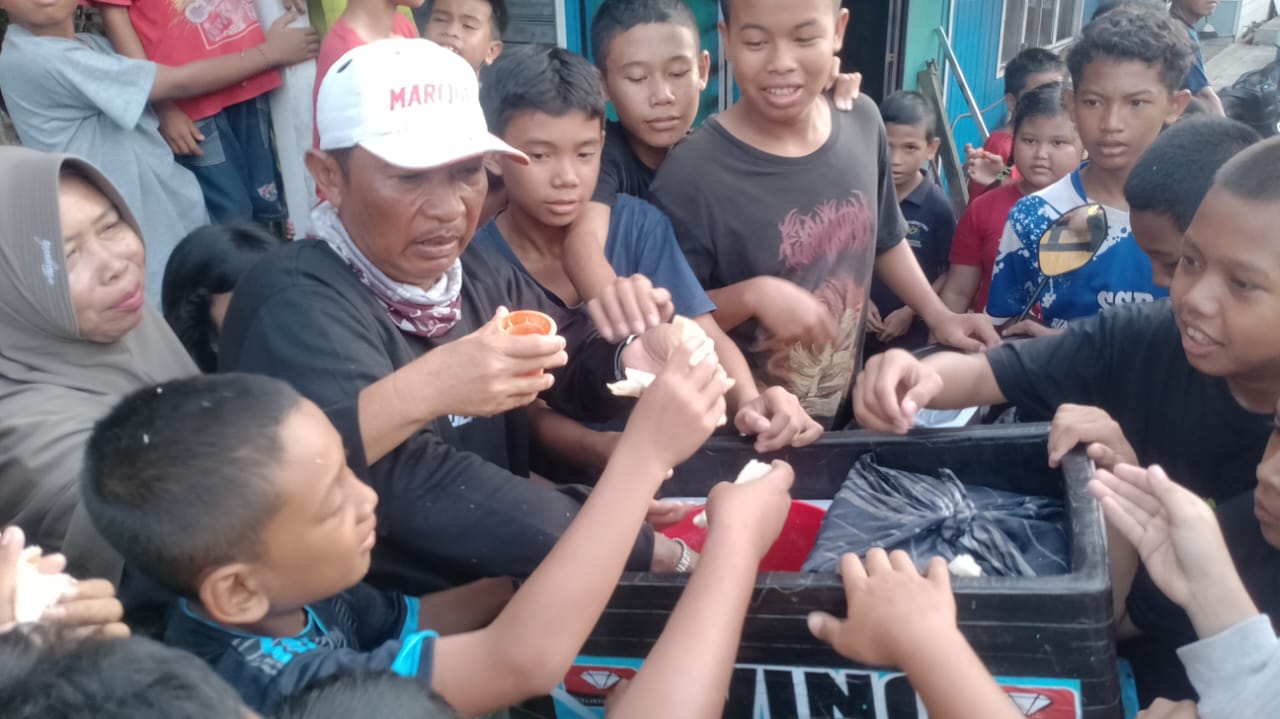 Berkah bagi Pedagang Kecil! Blusukan Abdul Rasyid ke Kelurahan Mendawai Borong Dagangan untuk Dibagikan ke Warga