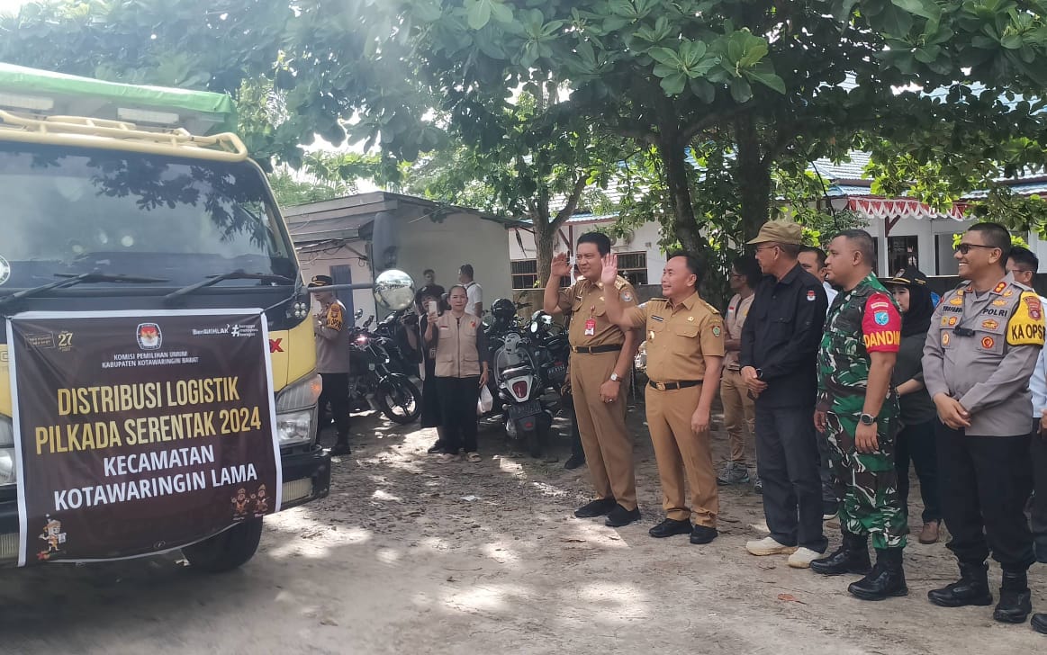 Gubernur Kalteng Sugianto Sabran Pantau Distribusi Logistik di KPU Kobar: Pastikan Kelancaran di Tengah Musim Hujan