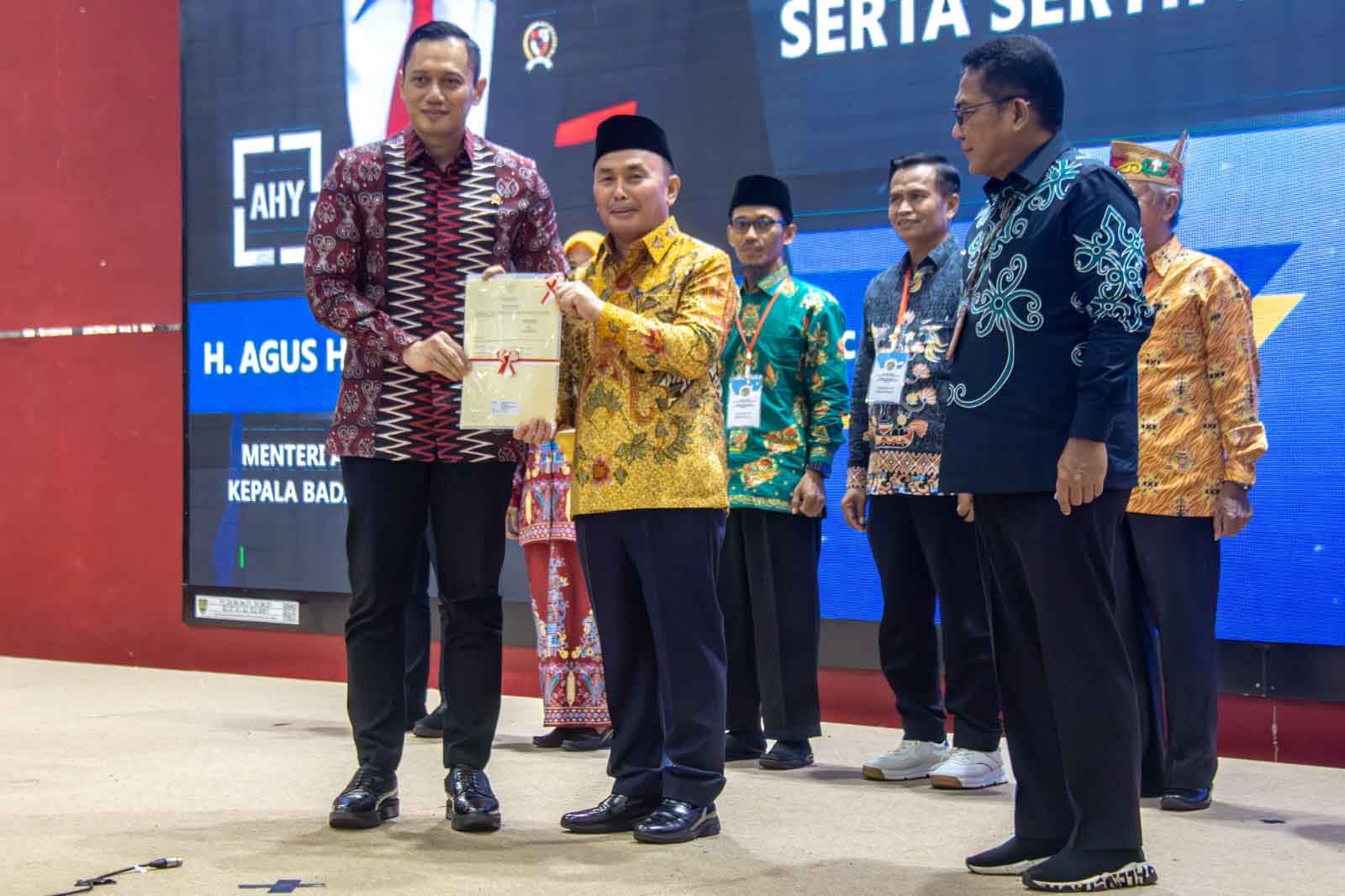 Menteri ATR/BPN Agus Harimurti Yudhoyono Serahkan Sertifikat HAT dan Wakaf di Kalimantan Tengah