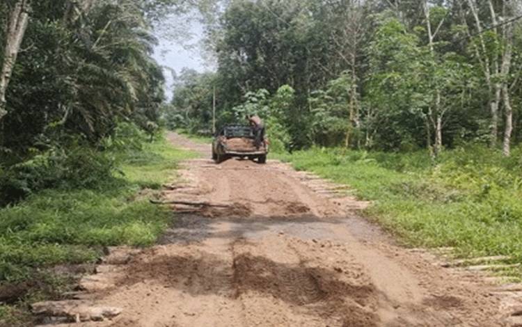 Dua Jalan di Desa Bagendang Tengah Diperbaiki