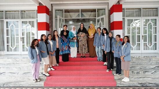 Kolaborasi Budaya Mahasiswa ISI Yogyakarta Pelajari Seni Tari Kalimantan Tengah di Asalnya