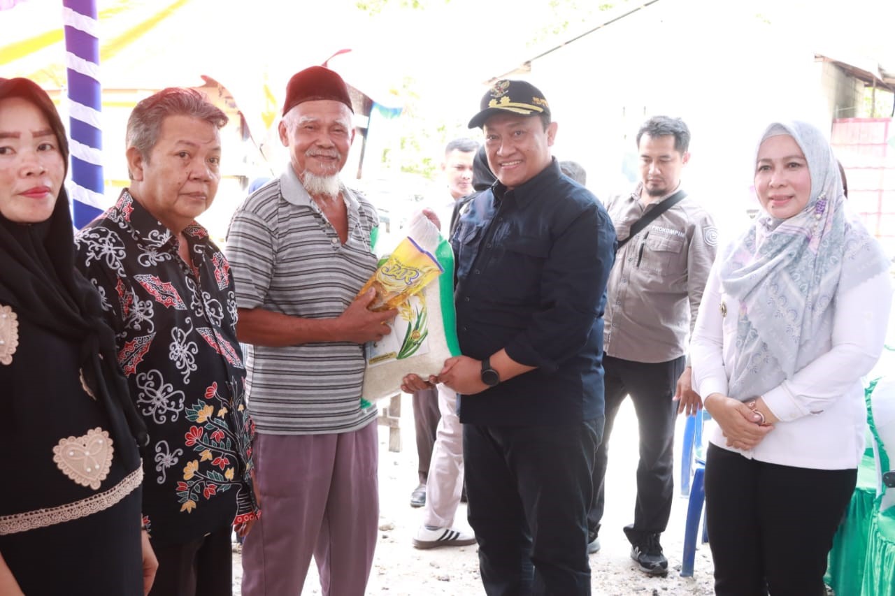 Wakil Gubernur Kalimantan Tengah Bagikan 500 Paket Sembako dan Hewan Kurban di Desa Tahawa