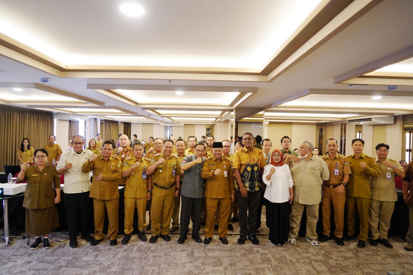 Wakil Gubernur Edy Pratowo Berikan Penghargaan Zero Accident dalam Bulan K3 2024