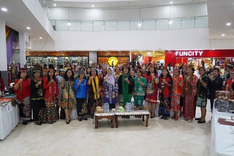 Asisten Ekbang Sri Widanarni Resmikan HUT ke-1 Lembaga Perempuan Adat Nasional