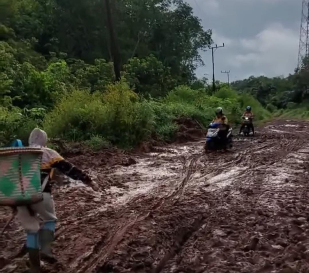 Warga Desa Camba Keluhkan Kesulitan Melintas Akibat Jalan Rusak