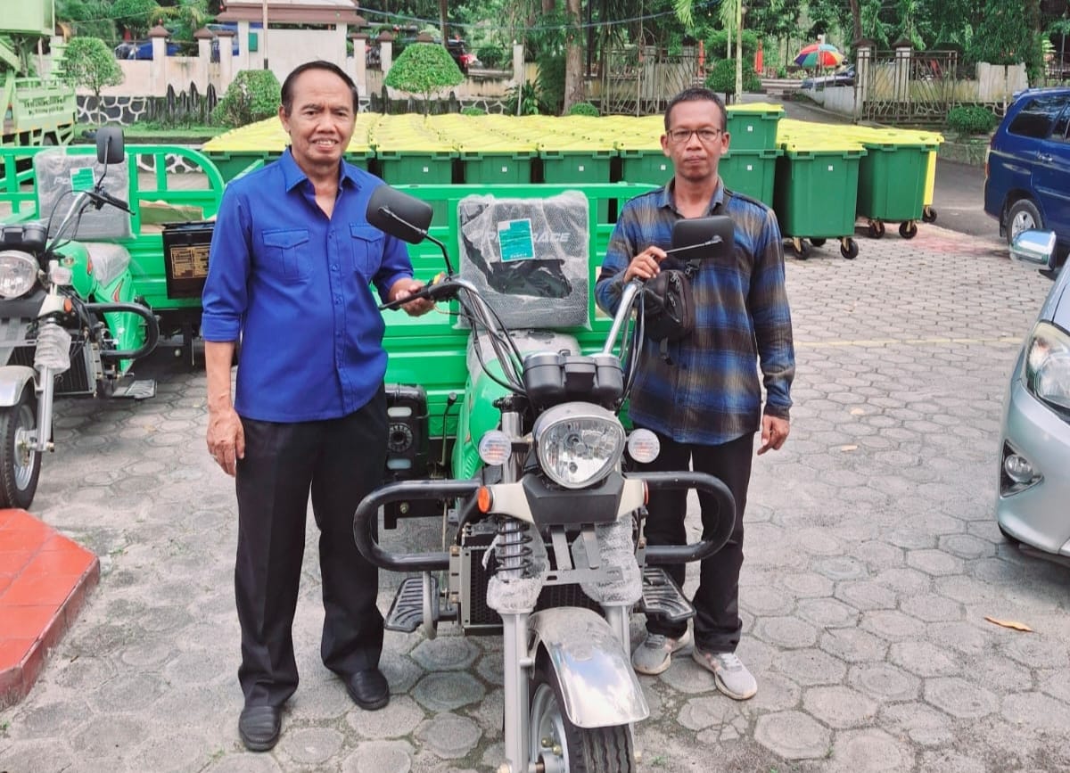 Bambang Purwanto Serahkan 5 Unit Tosa untuk Pengelola Sampah Mandiri di Kobar