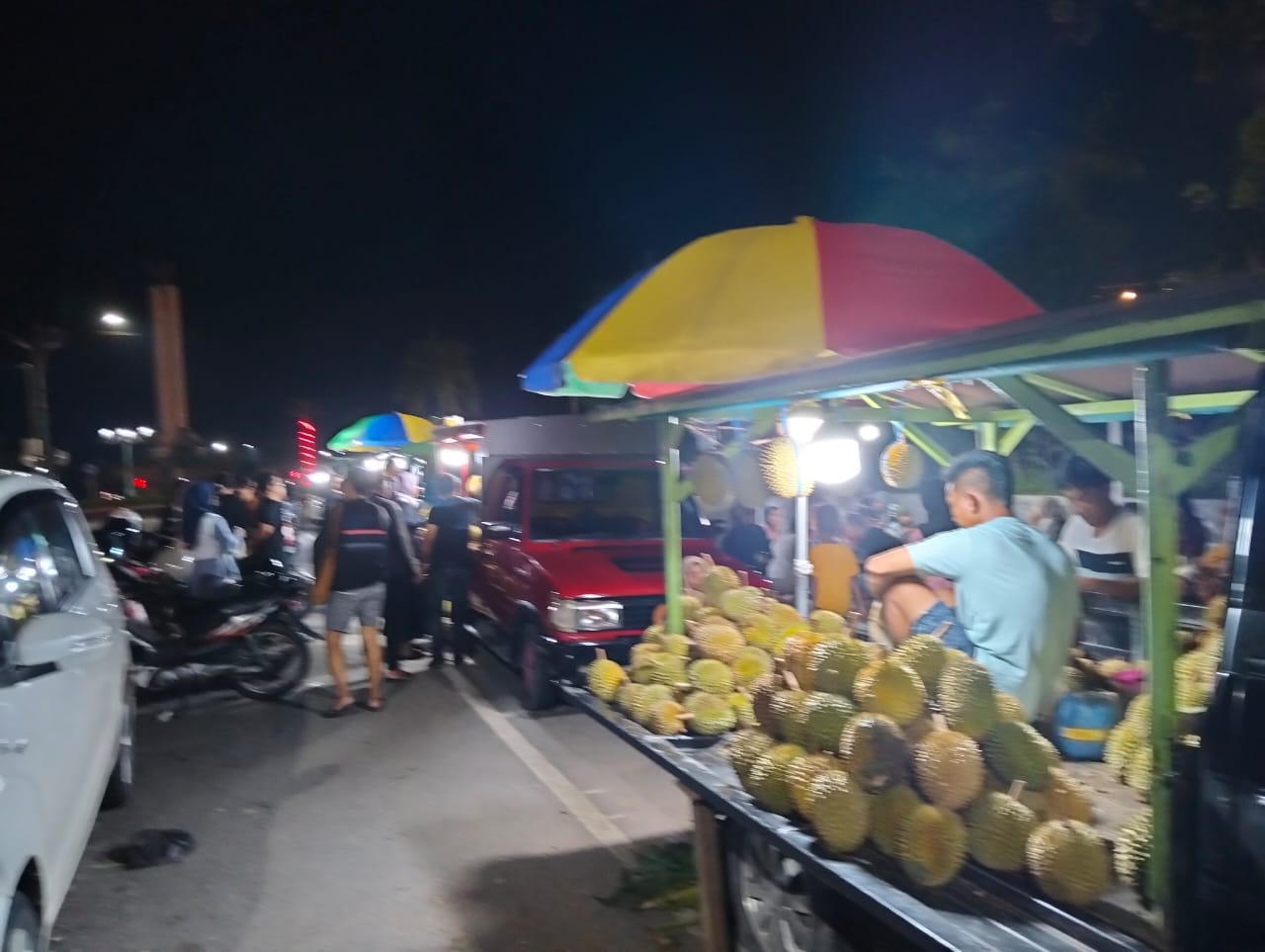 Pangkalan Bun Banjir Durian: Harga Murah, Warga Berburu hingga Malam
