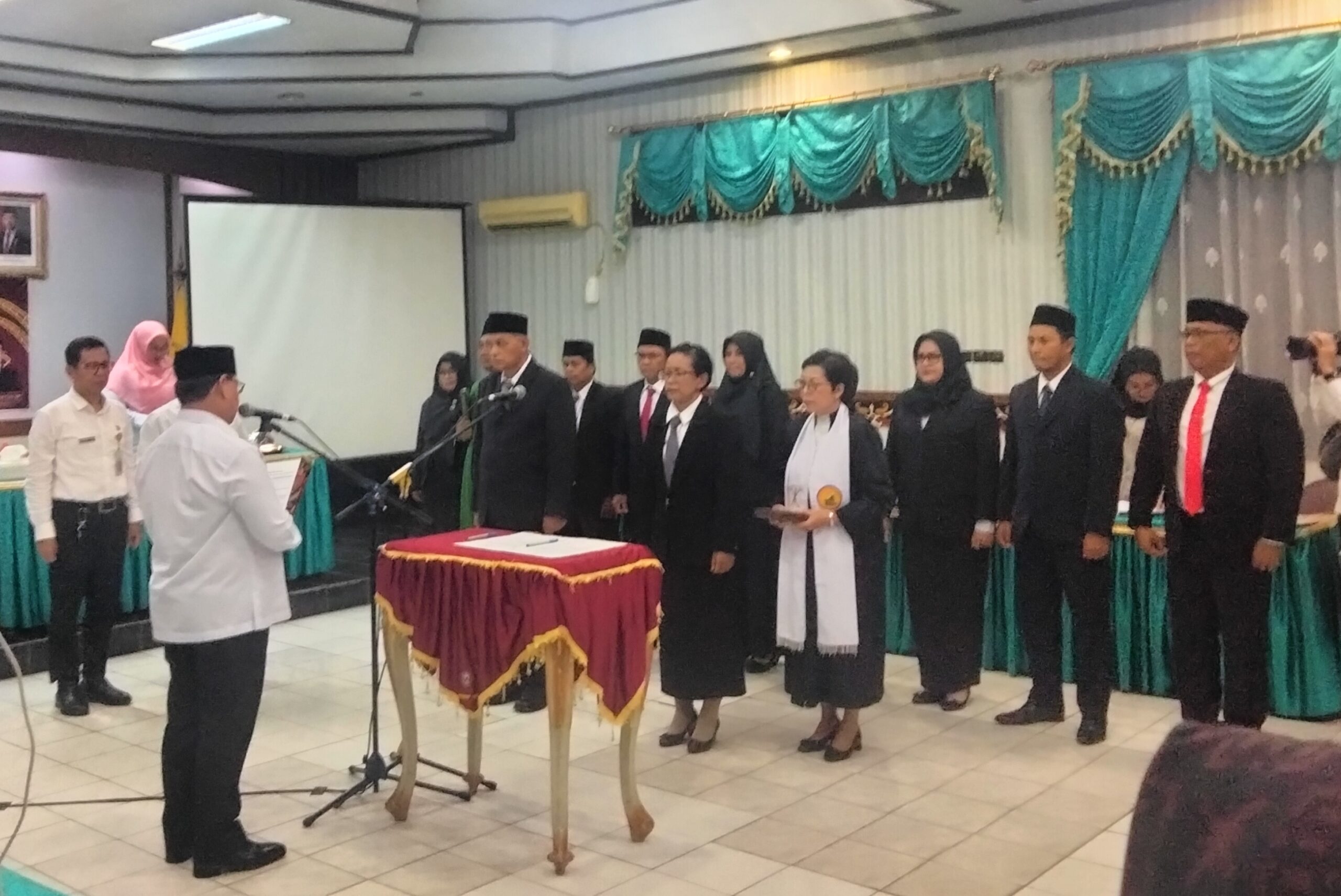 Bupati Kotim Lantik 12 Pejabat Fungsional Penata Perizinan di DPMPTSP