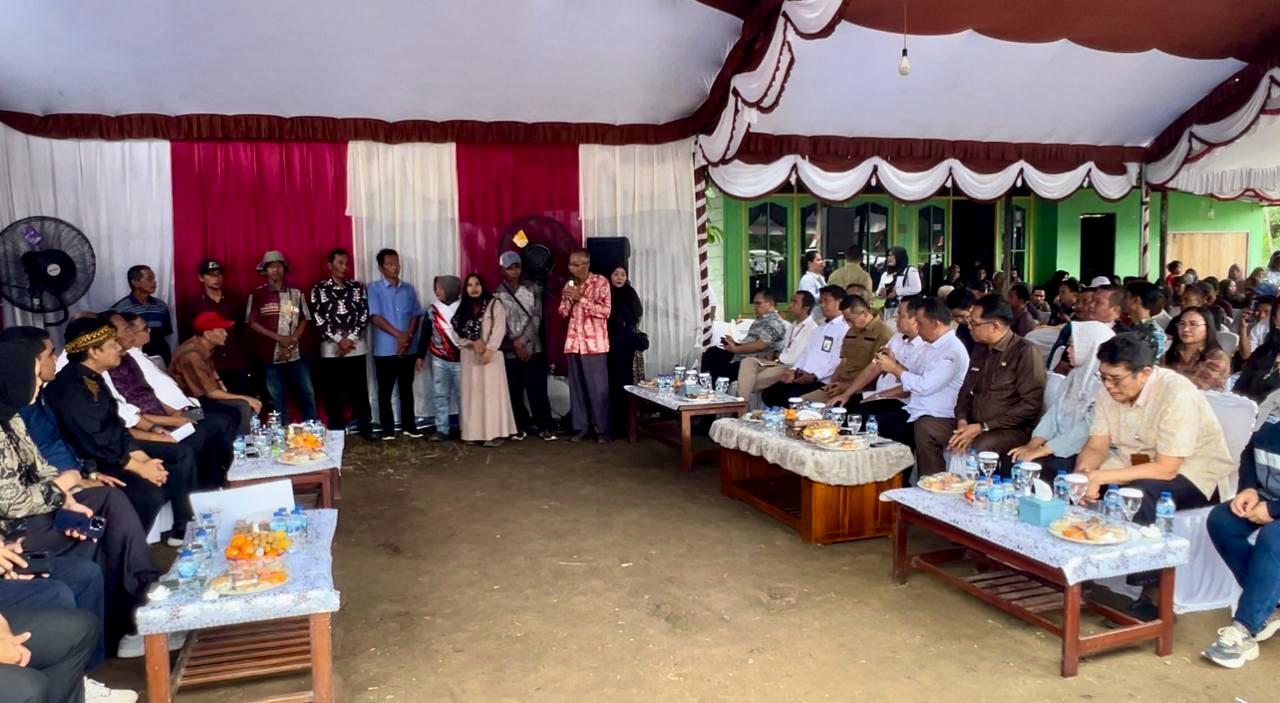 Dislutkan Prov. Kalteng dampingi Komisi IV DPR-RI kunjungi Desa Basarang